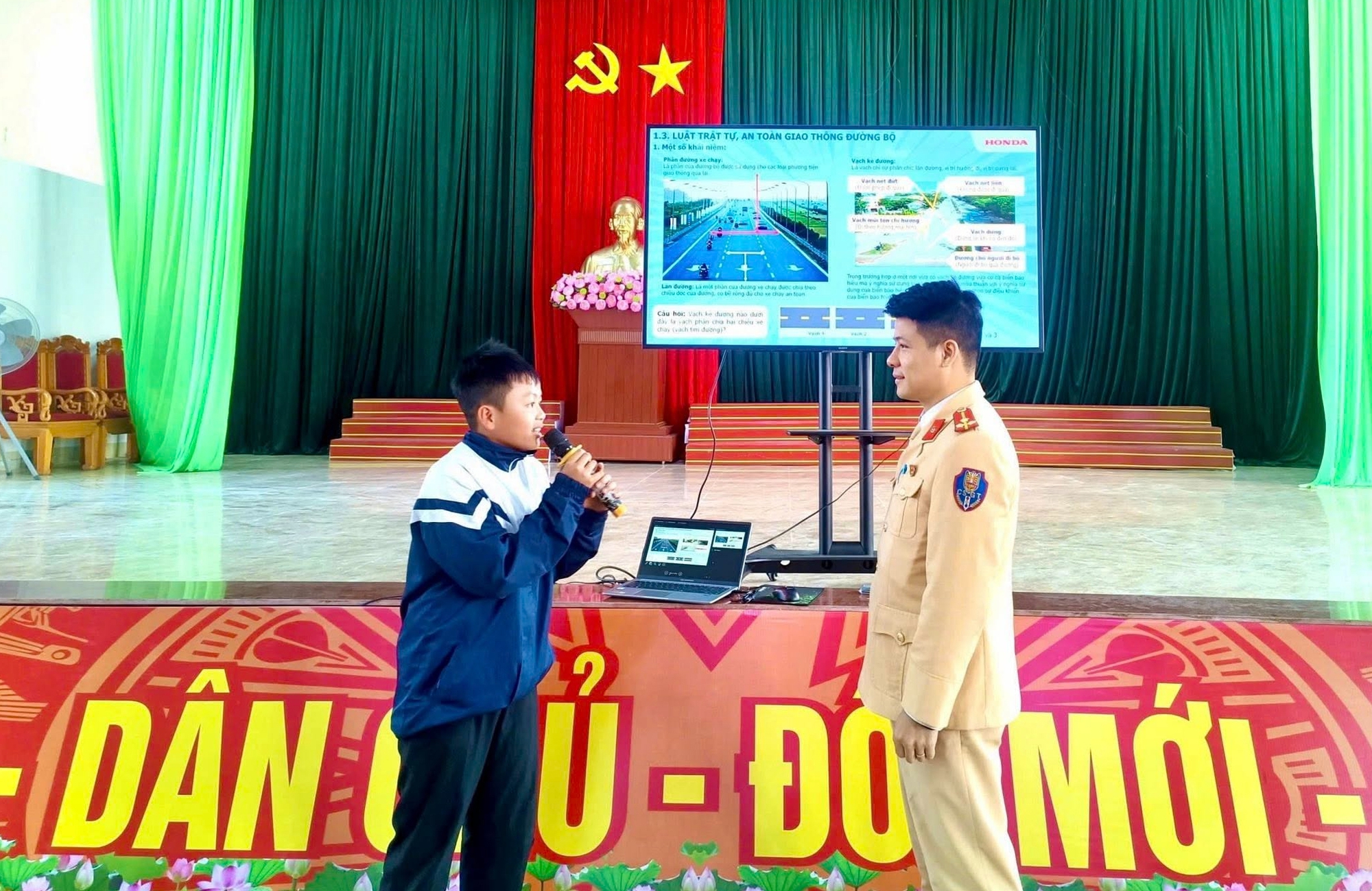 H&agrave; Tĩnh: N&acirc;ng cao kiến thức an to&agrave;n giao th&ocirc;ng cho học sinh từ những b&agrave;i học ngoại kh&oacute;a- Ảnh 2.