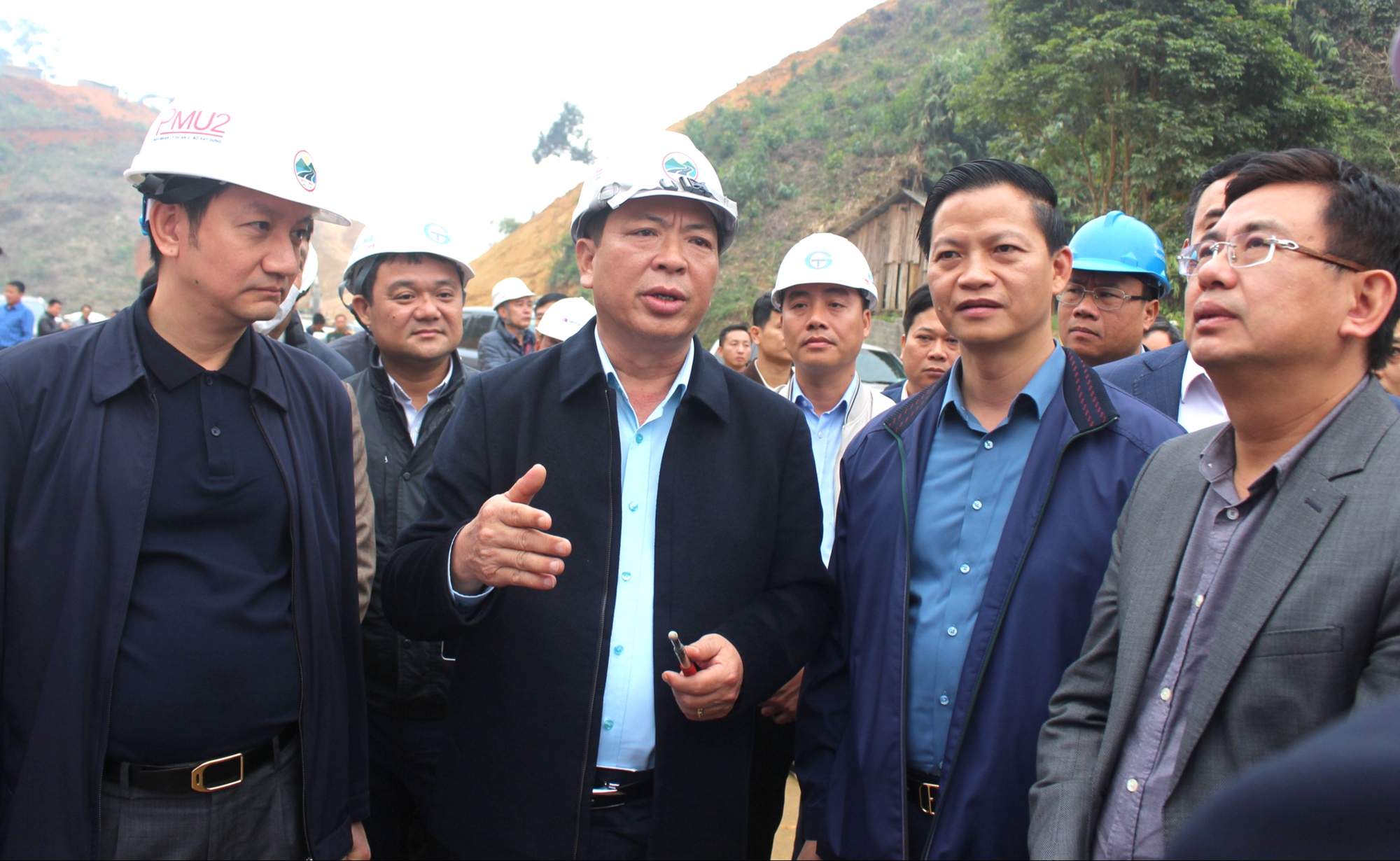 Kiểm tra cao tốc Chợ Mới - Bắc Kạn, Bộ trưởng Trần Hồng Minh yêu cầu bảo đảm tiến độ- Ảnh 1. Kiểm tra cao tốc Chợ Mới - Bắc Kạn, Bộ trưởng Trần Hồng Minh yêu cầu bảo đảm tiến độ- Ảnh 1.