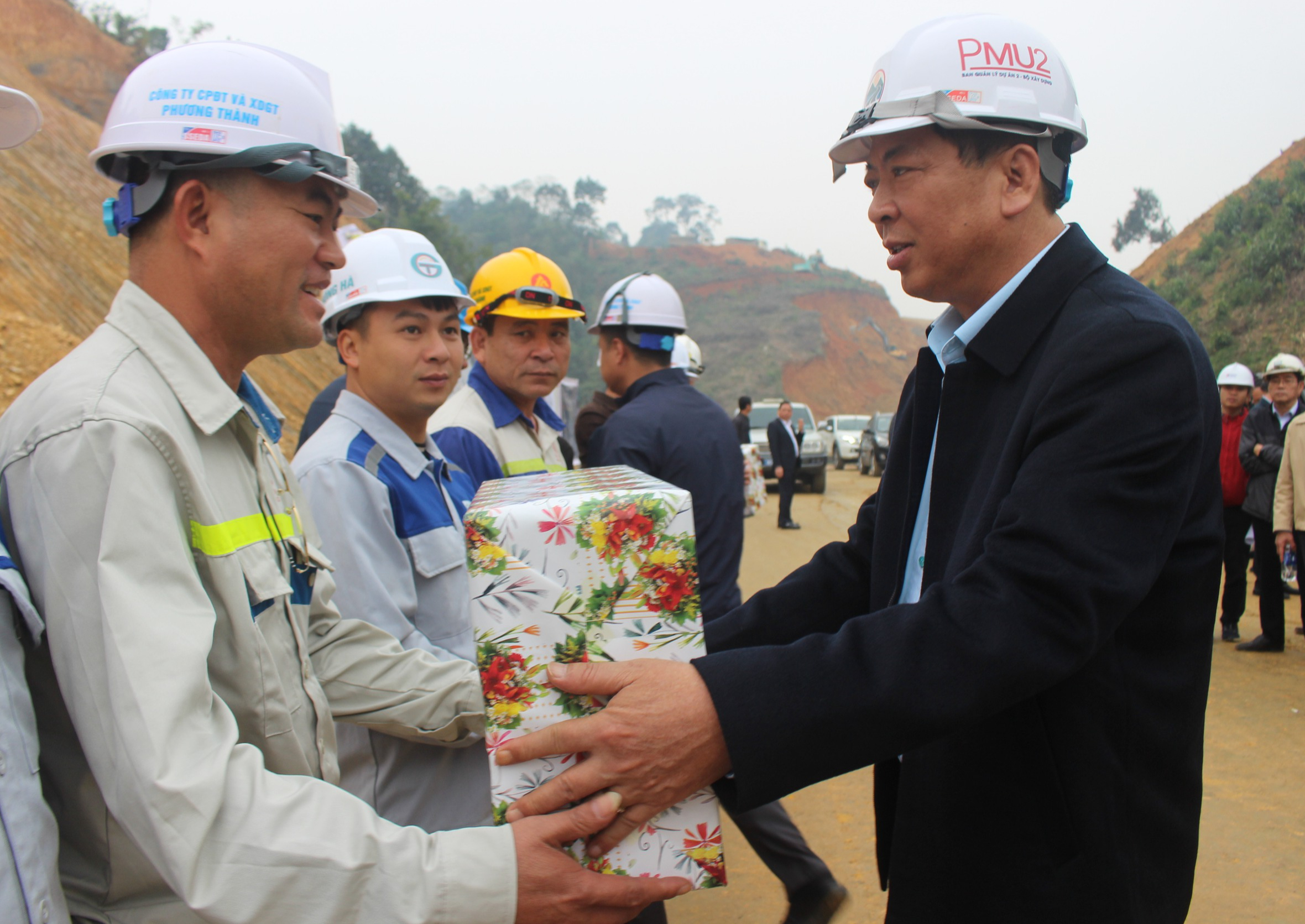Kiểm tra cao tốc Chợ Mới - Bắc Kạn, Bộ trưởng Trần Hồng Minh yêu cầu bảo đảm tiến độ- Ảnh 2. Kiểm tra cao tốc Chợ Mới - Bắc Kạn, Bộ trưởng Trần Hồng Minh yêu cầu bảo đảm tiến độ- Ảnh 2.
