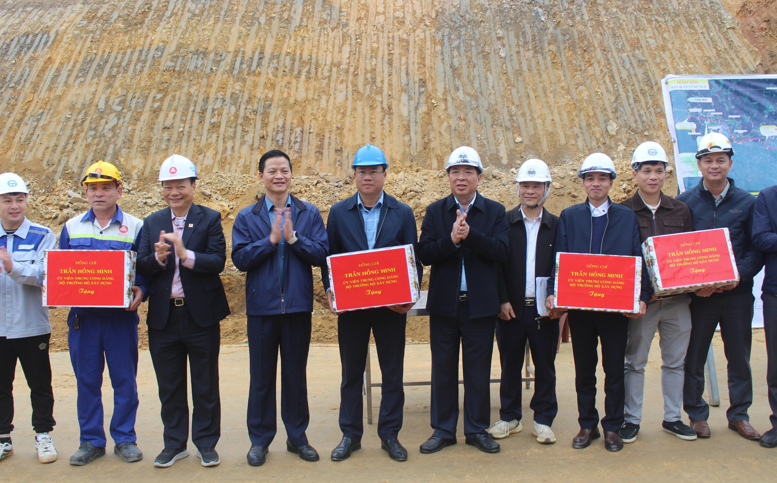 Kiểm tra cao tốc Chợ Mới - Bắc Kạn, Bộ trưởng Trần Hồng Minh yêu cầu bảo đảm tiến độ- Ảnh 3. Kiểm tra cao tốc Chợ Mới - Bắc Kạn, Bộ trưởng Trần Hồng Minh yêu cầu bảo đảm tiến độ- Ảnh 3.