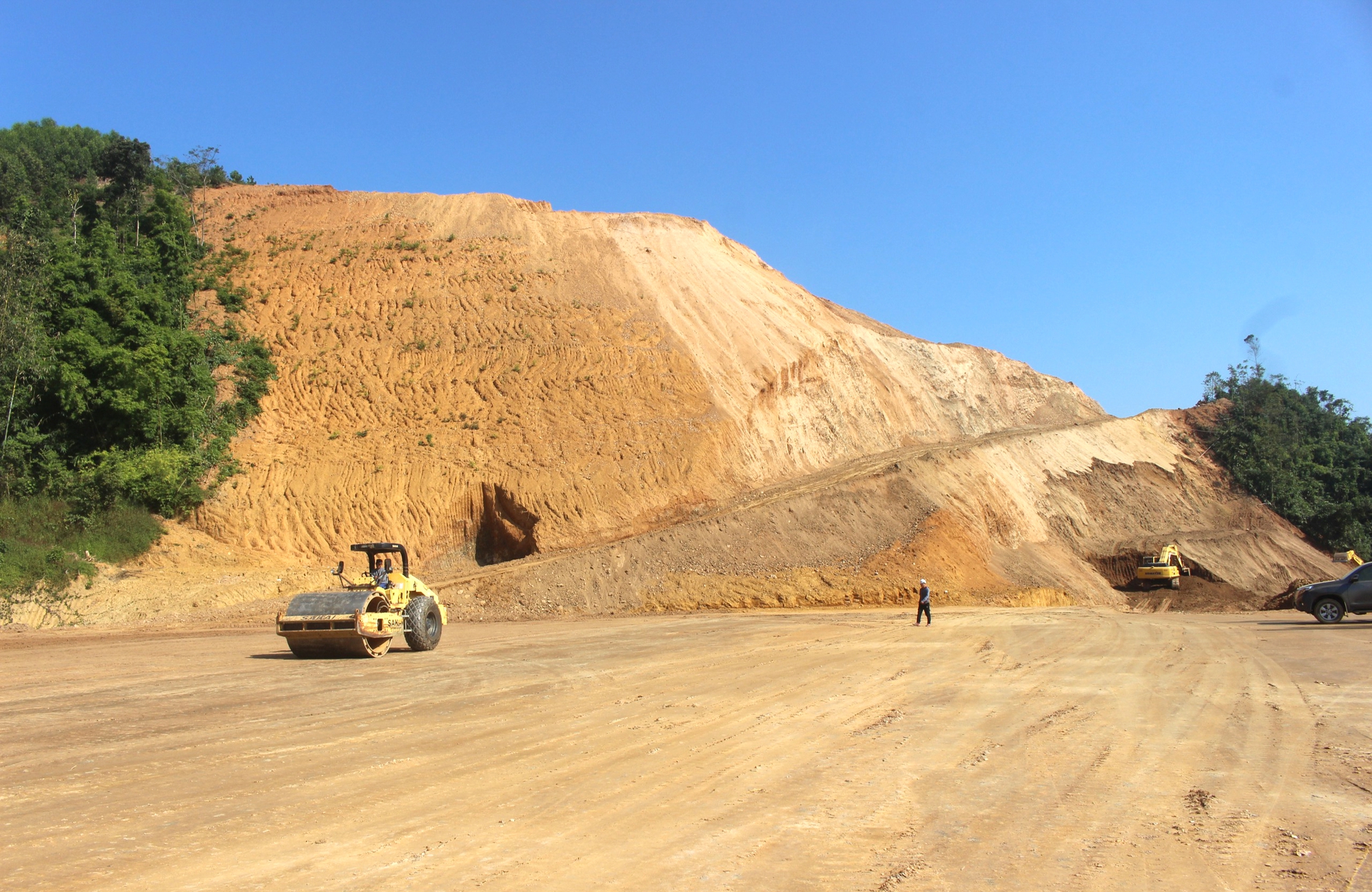 Kiểm tra cao tốc Chợ Mới - Bắc Kạn, Bộ trưởng Trần Hồng Minh yêu cầu bảo đảm tiến độ- Ảnh 4. Kiểm tra cao tốc Chợ Mới - Bắc Kạn, Bộ trưởng Trần Hồng Minh yêu cầu bảo đảm tiến độ- Ảnh 4.
