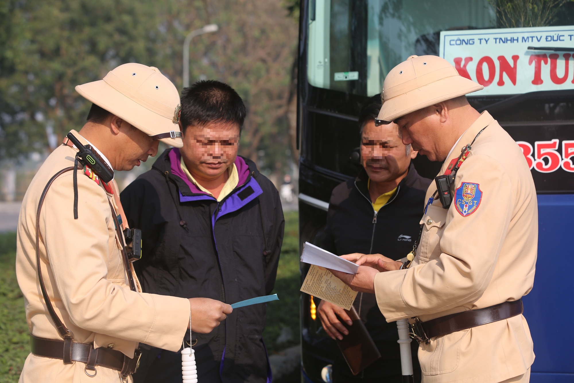 Thanh H&oacute;a tăng cường kiểm tra, xử l&yacute; xe kh&aacute;ch dịp gần Tết- Ảnh 3.