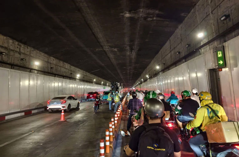 Tai nạn li&ecirc;n ho&agrave;n giữa 4 xe &ocirc; t&ocirc; trong hầm Thủ Thi&ecirc;m - Ảnh: Xu&acirc;n Minh.