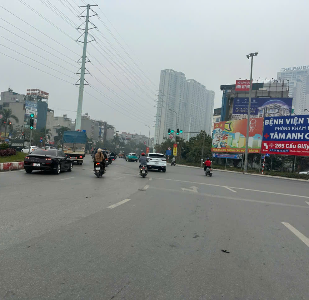 Sau lệnh cấm xe tải ban ng&agrave;y, nhiều tuyến đường nội đ&ocirc; th&ocirc;ng tho&aacute;ng r&otilde; rệt- Ảnh 2.