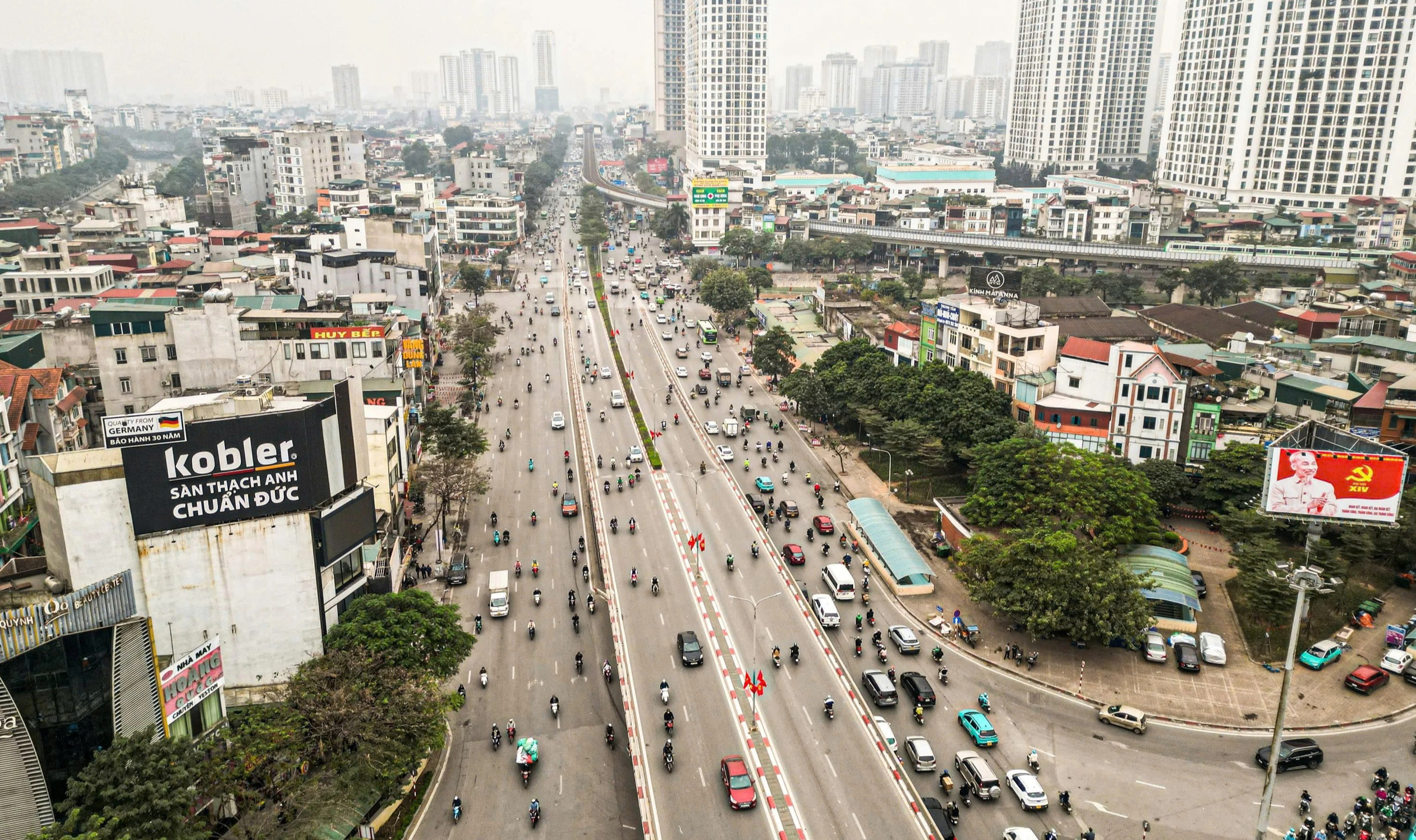 Sau lệnh cấm xe tải ban ng&agrave;y, nhiều tuyến đường nội đ&ocirc; th&ocirc;ng tho&aacute;ng r&otilde; rệt- Ảnh 1.