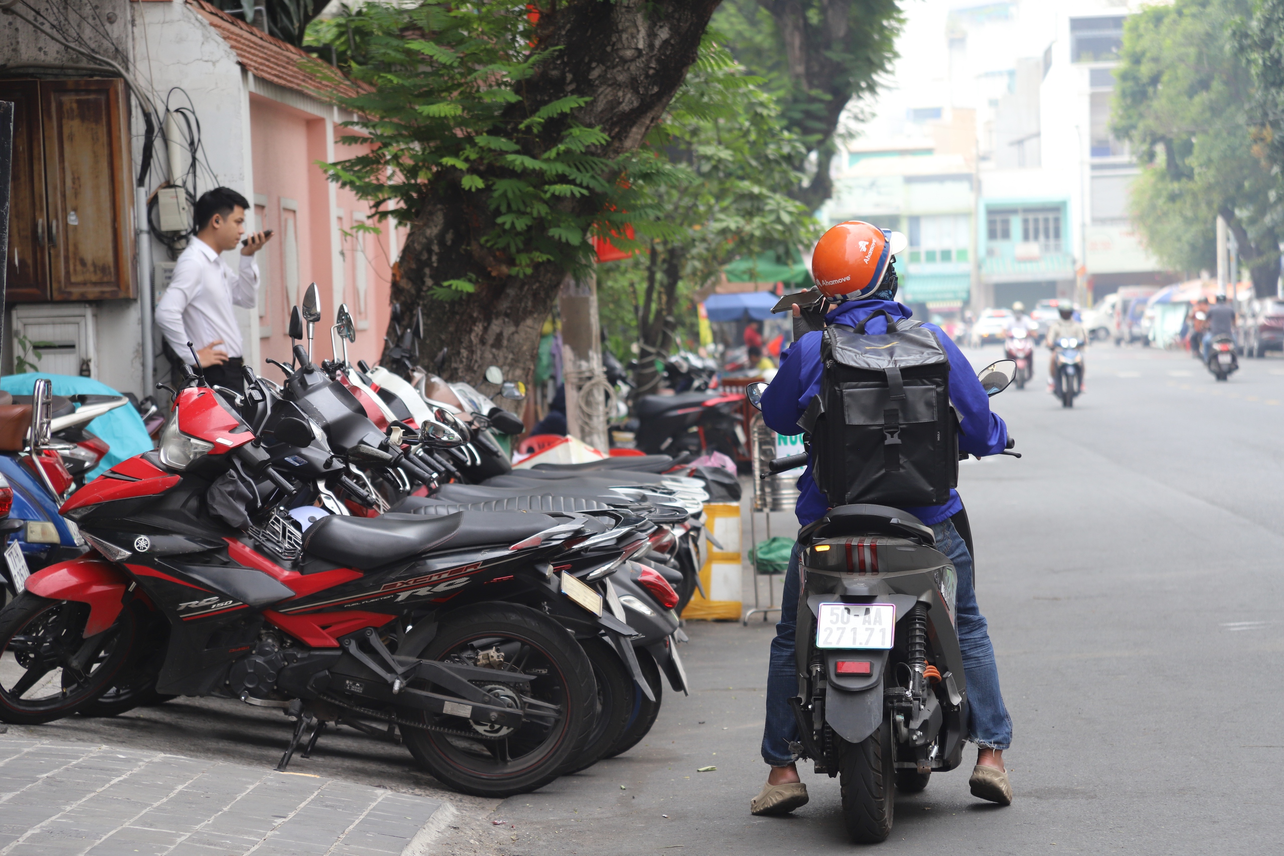 TP.HCM ra qu&acirc;n xử l&yacute; lấn chiếm l&ograve;ng lề đường v&agrave; kinh doanh vận tải tr&aacute;i ph&eacute;p- Ảnh 2.