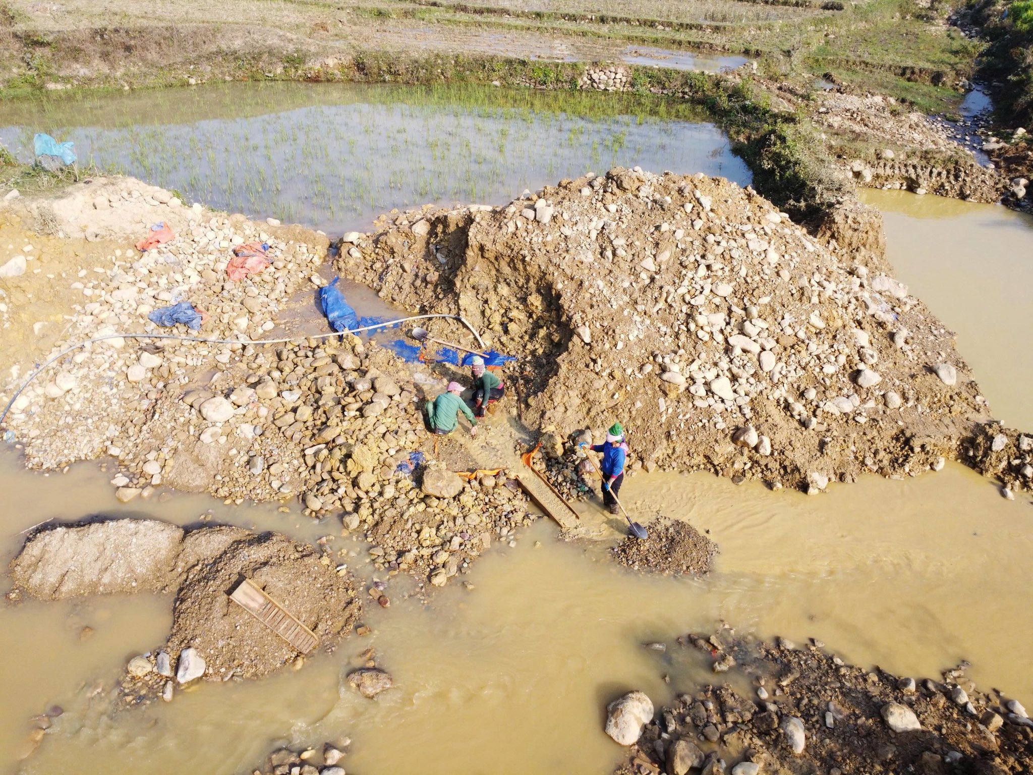 Ph&aacute;t hiện 18 c&aacute; nh&acirc;n c&oacute; dấu hiệu khai th&aacute;c v&agrave;ng tr&aacute;i ph&eacute;p ở Sơn La- Ảnh 1.