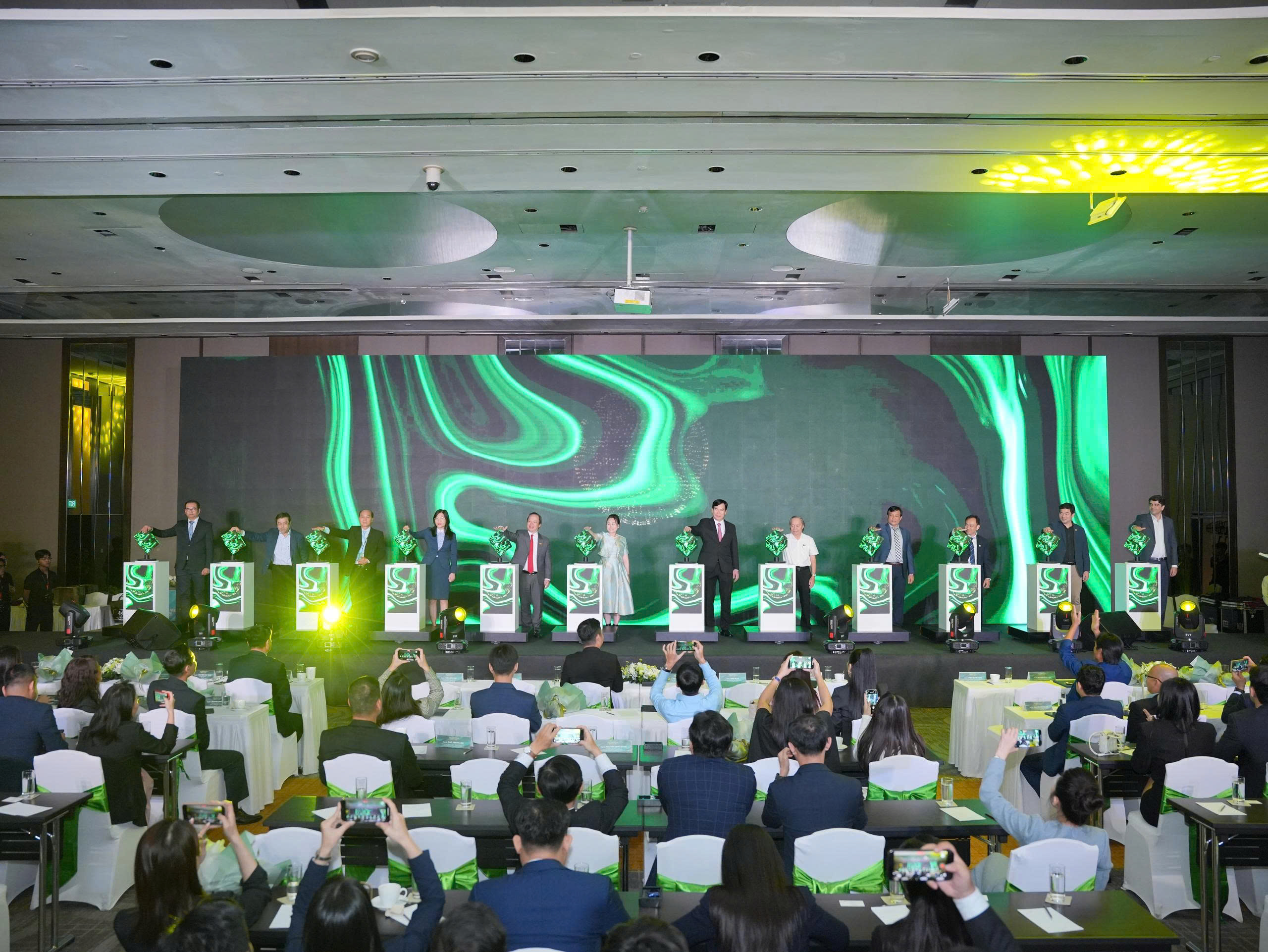 Ký kết hợp tác chiến lược triển khai dự án The Emerald Boulevard- Ảnh 2. Ký kết hợp tác chiến lược triển khai dự án The Emerald Boulevard- Ảnh 2.