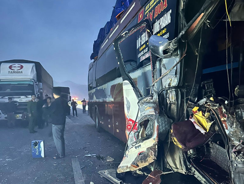 Hiện trường vụ tai nạn li&ecirc;n ho&agrave;n khiến 1 người tử vong.