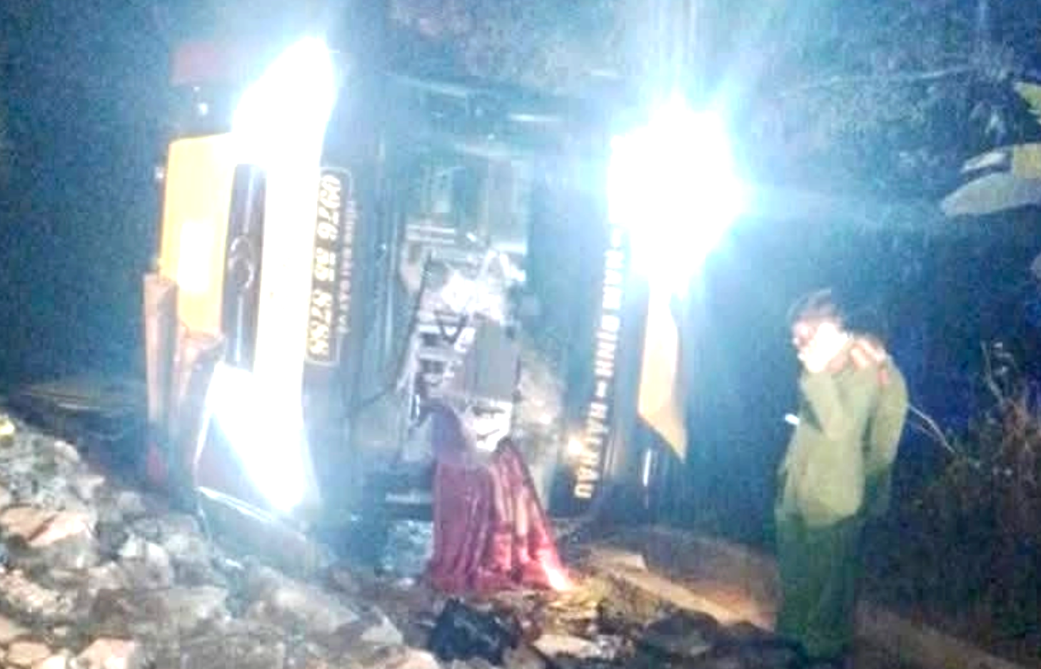 Lật xe kh&aacute;ch tr&ecirc;n quốc lộ 6 ở Sơn La, 4 người tử vong thương t&acirc;m- Ảnh 2.