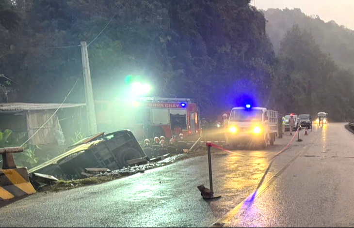 Lật xe kh&aacute;ch tr&ecirc;n quốc lộ 6 ở Sơn La, 4 người tử vong thương t&acirc;m- Ảnh 1.