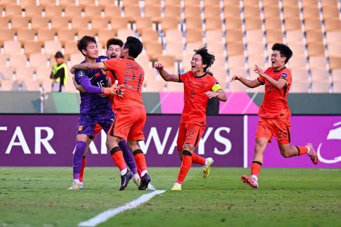 U23 ch&acirc;u &Aacute;: Thắng kịch t&iacute;nh Uzbekistan, Trung Quốc gặp U23 Việt Nam ở b&aacute;n kết- Ảnh 1.