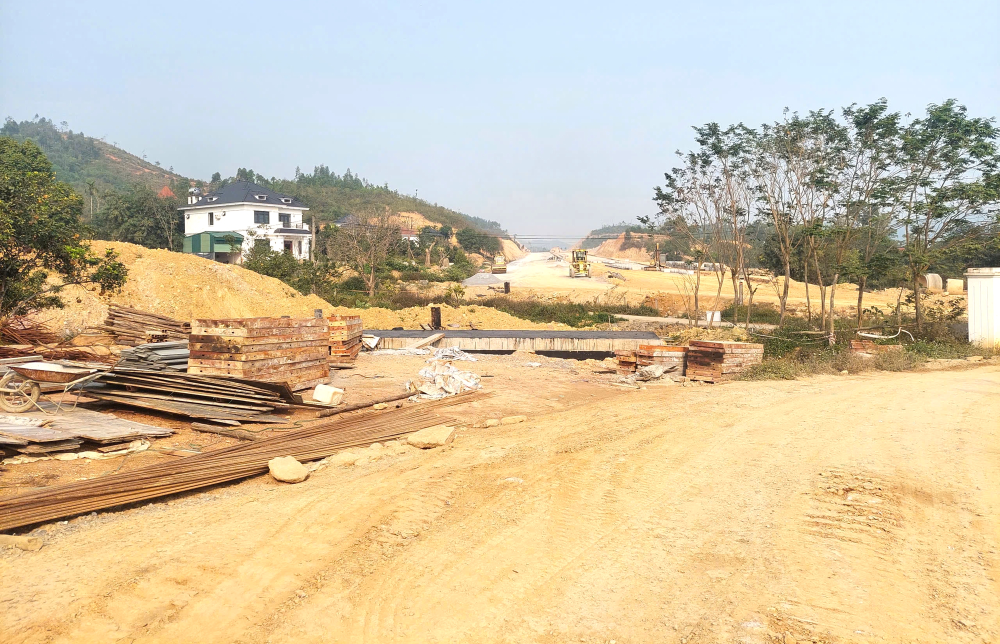 Ph&uacute; Thọ: Đẩy nhanh tiến độ thi c&ocirc;ng dự &aacute;n hạ tầng giao th&ocirc;ng kết nối V&ugrave;ng Thủ đ&ocirc;- Ảnh 2.