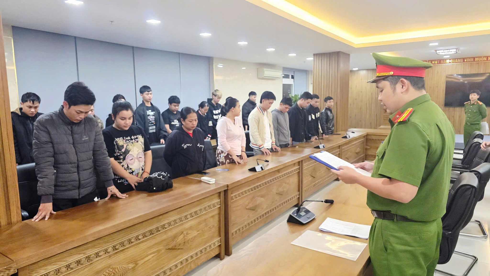 Bắt giam 35 đối tượng mua b&aacute;n t&agrave;i khoản ng&acirc;n h&agrave;ng, tiếp tay tội phạm lừa đảo tại Campuchia- Ảnh 1.