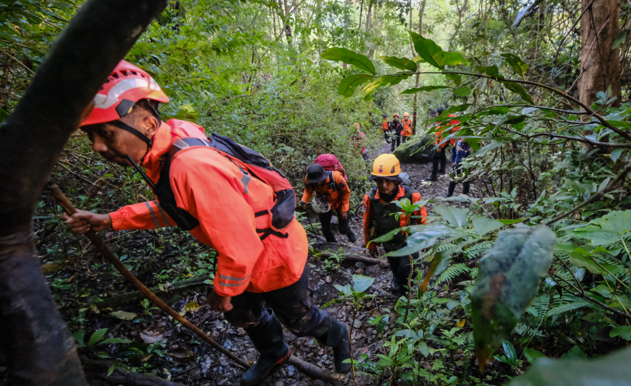 Rơi m&aacute;y bay tại Indonesia: Nghi phương tiện đ&acirc;m v&agrave;o sườn n&uacute;i- Ảnh 1.