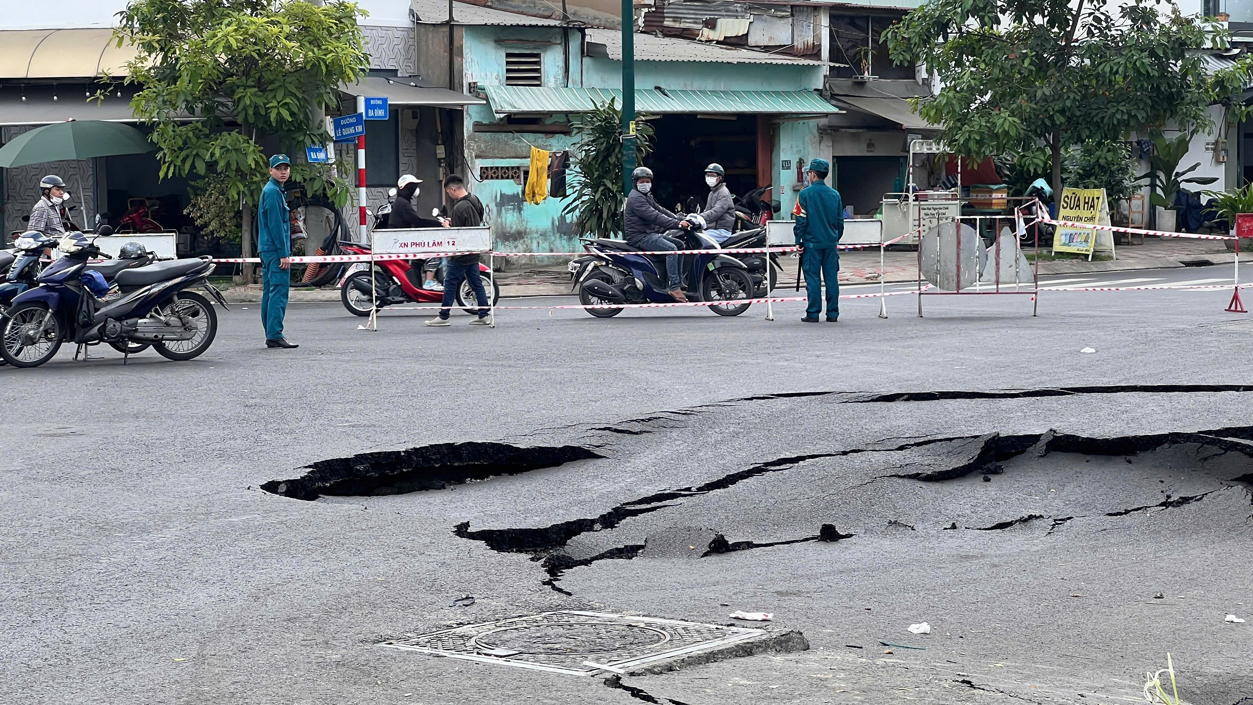 TP.HCM: Sạt lở bờ k&ecirc;nh l&agrave;m sụt l&uacute;n hơn 50m đường Ba Đ&igrave;nh- Ảnh 2.