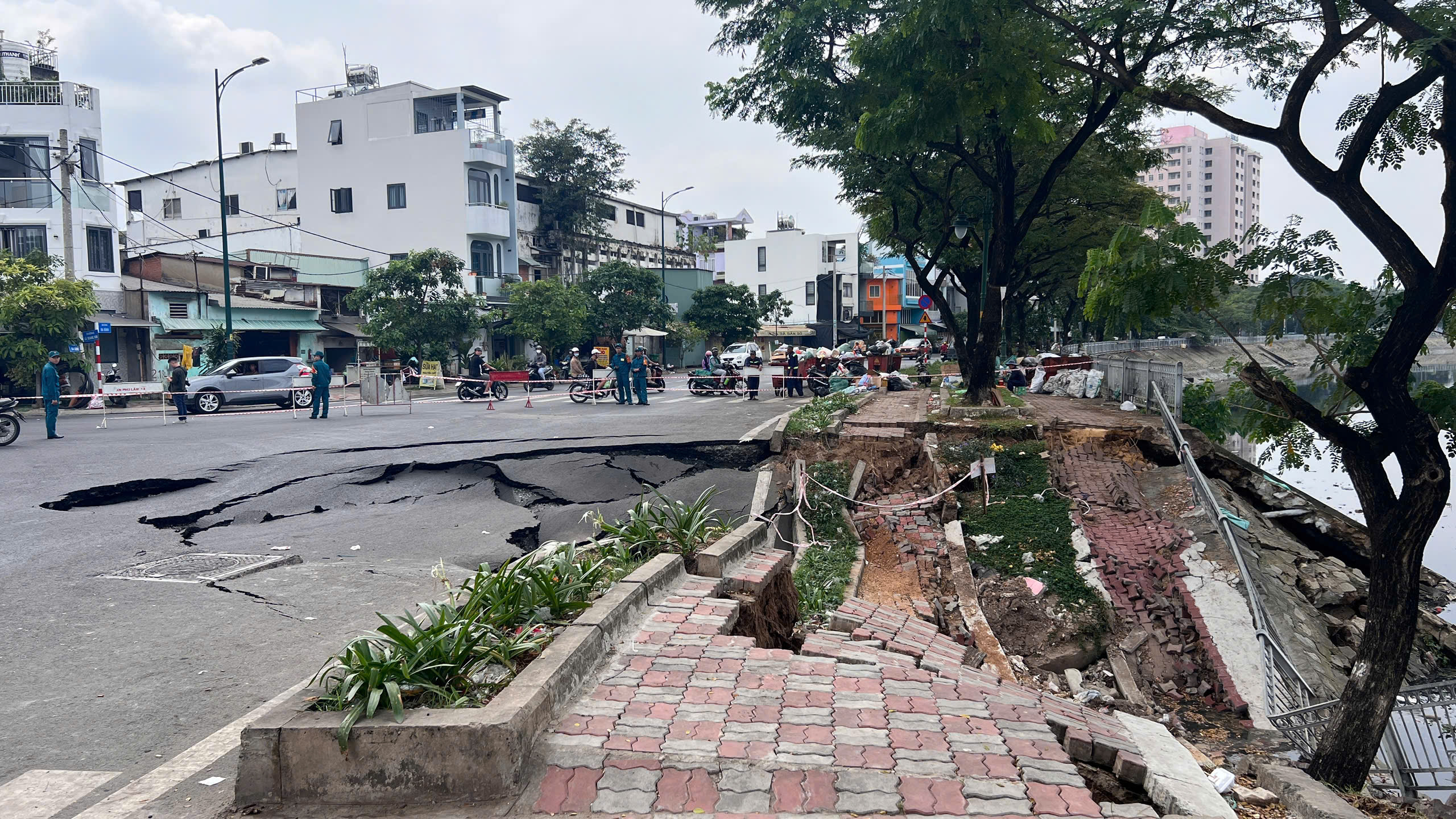 TP.HCM: Sạt lở bờ k&ecirc;nh l&agrave;m sụt l&uacute;n hơn 50m đường Ba Đ&igrave;nh- Ảnh 1.