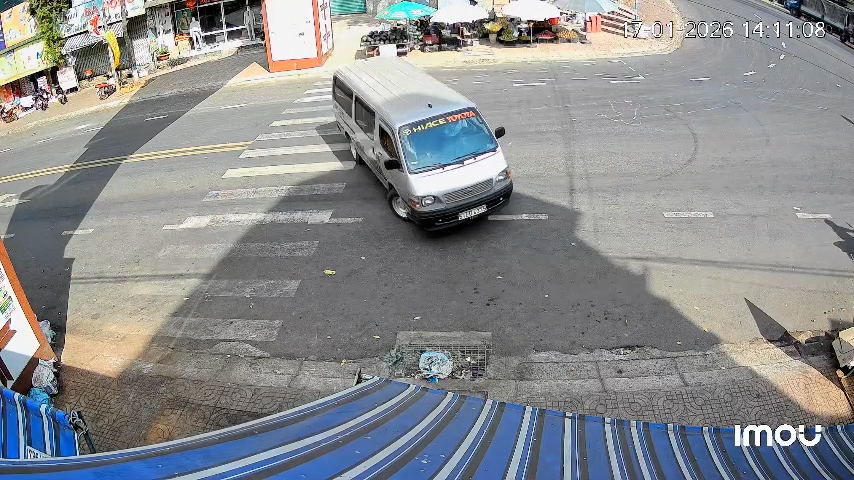 L&acirc;m Đồng: Tạm giữ người đ&agrave;n &ocirc;ng điều khiển xe &ocirc; t&ocirc; &ldquo;diễn xiếc&rdquo; tr&ecirc;n đường- Ảnh 2.