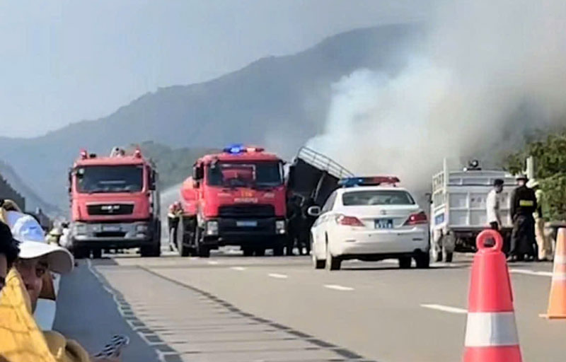 Hiện trường vụ ch&aacute;y xe tải tr&ecirc;n cao tốc Cam L&acirc;m - Vĩnh Hảo.