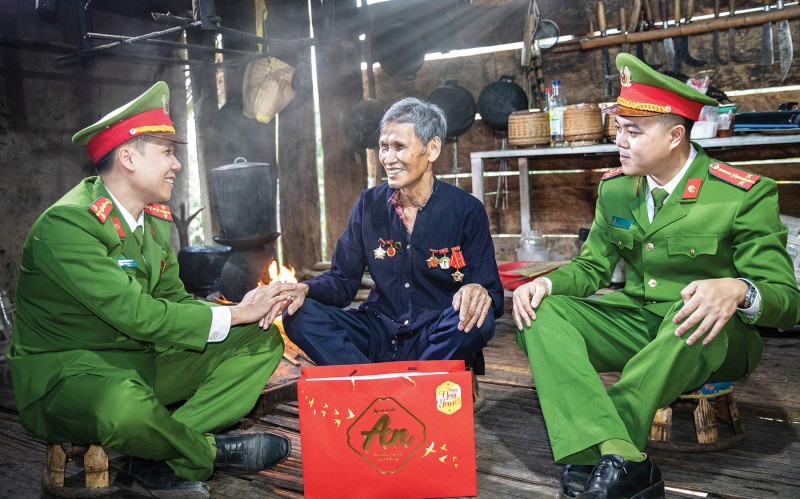 C&ocirc;ng an nh&acirc;n d&acirc;n gương mẫu, đi đầu thực hiện Nghị quyết Đại hội XIV của Đảng- Ảnh 2.