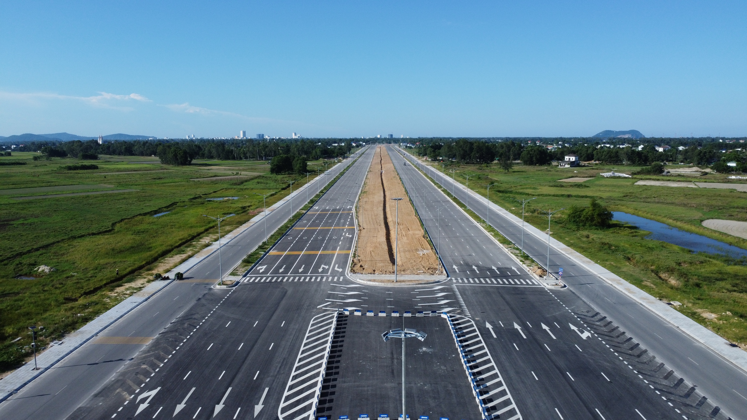 Nghệ An: Từng bước ho&agrave;n thiện hạ tầng giao th&ocirc;ng th&uacute;c đẩy ph&aacute;t triển- Ảnh 2.