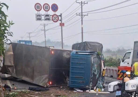 Xe tải lật tr&ecirc;n đường Phan Văn Khải, cửa ng&otilde; T&acirc;y Bắc TP.HCM &ugrave;n tắc nhiều giờ- Ảnh 1.