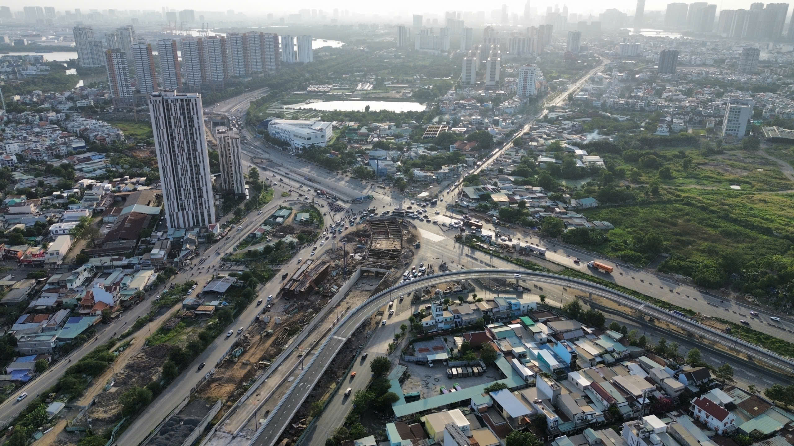 TP.HCM tăng tốc đầu tư hạ tầng giao th&ocirc;ng, năm 2026 khởi c&ocirc;ng 14 c&ocirc;ng tr&igrave;nh trọng điểm- Ảnh 1.