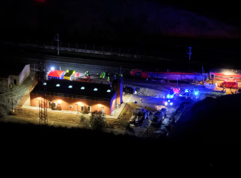 Vụ tai nạn t&agrave;u cao tốc ở T&acirc;y Ban Nha: Số người thiệt mạng đ&atilde; l&ecirc;n tới 39- Ảnh 1.