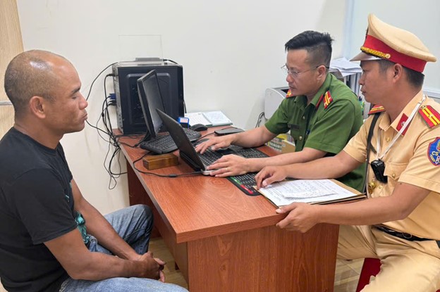 L&acirc;m Đồng: Tạm giữ người đ&agrave;n &ocirc;ng điều khiển xe &ocirc; t&ocirc; &ldquo;diễn xiếc&rdquo; tr&ecirc;n đường- Ảnh 1.