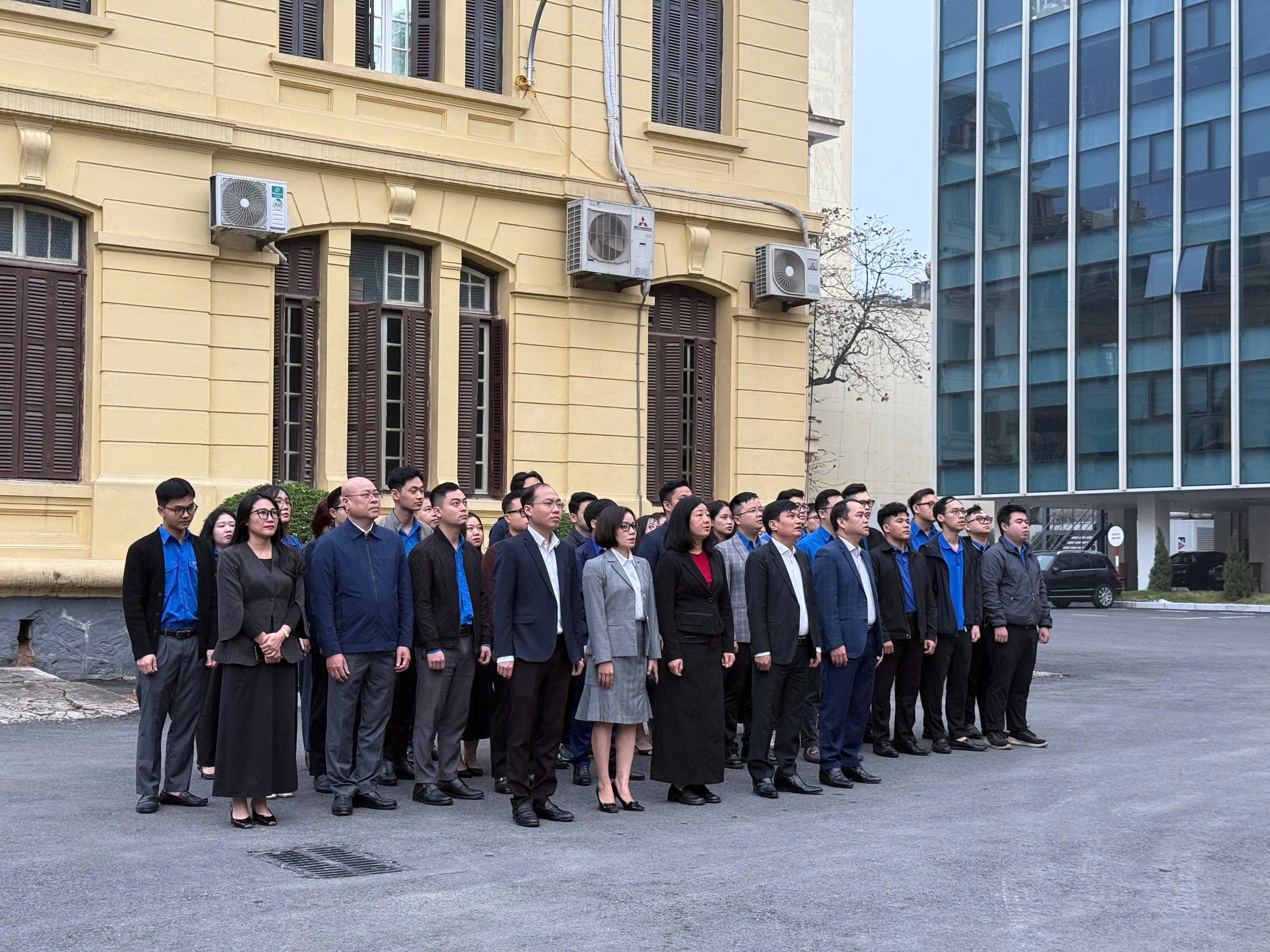 Đo&agrave;n Thanh ni&ecirc;n Bộ X&acirc;y dựng sinh hoạt ch&iacute;nh trị dưới cờ ch&agrave;o mừng Đại hội XIV của Đảng- Ảnh 5.