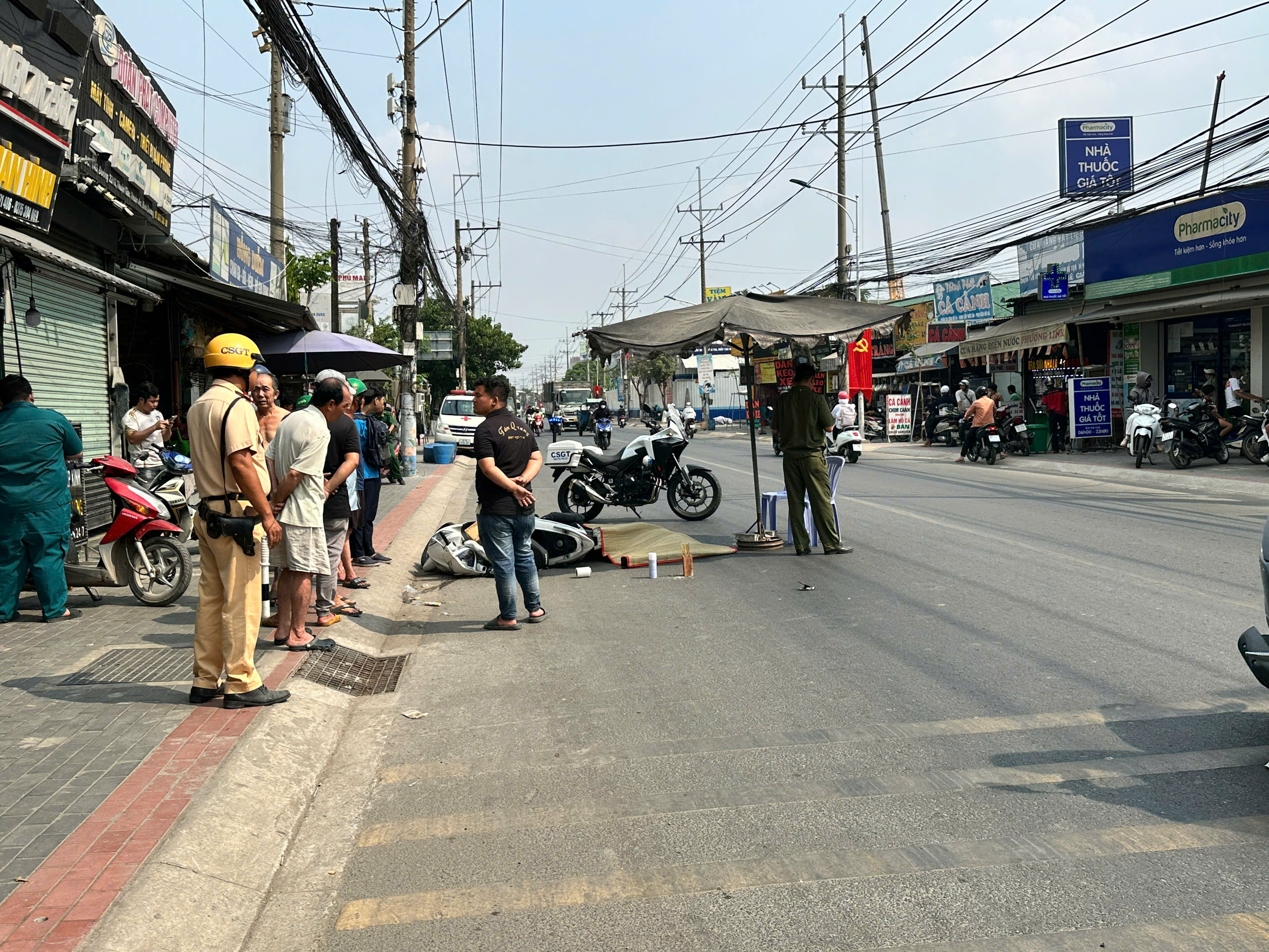 TP.HCM: Xe đầu k&eacute;o va chạm xe m&aacute;y, nam thanh ni&ecirc;n tử vong thương t&acirc;m- Ảnh 1.