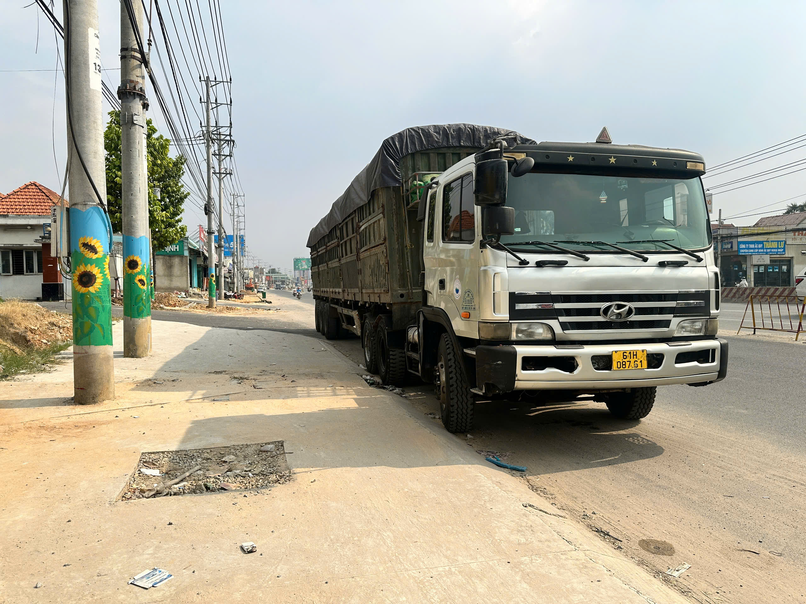 TP.HCM: Xe đầu k&eacute;o va chạm xe m&aacute;y, nam thanh ni&ecirc;n tử vong thương t&acirc;m- Ảnh 2.