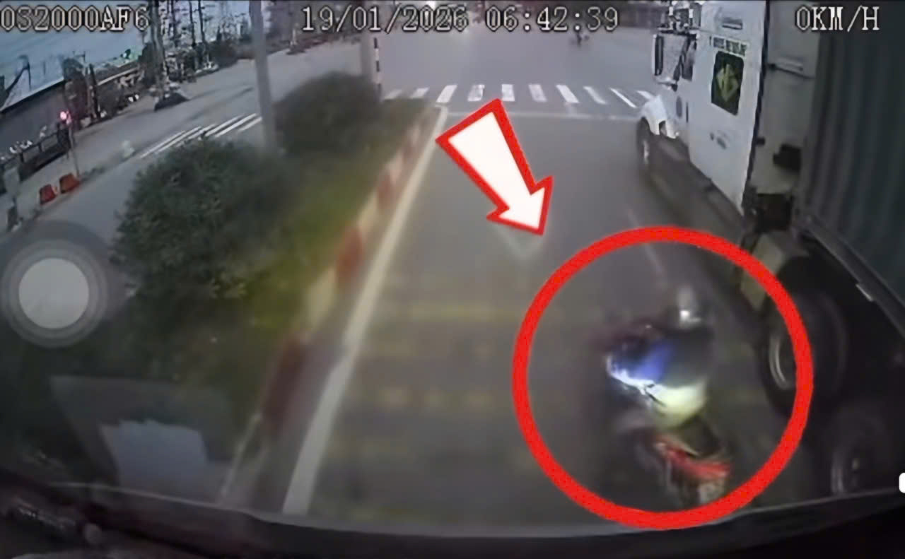 Người đ&agrave;n &ocirc;ng ở Bắc Ninh tử vong thương t&acirc;m v&igrave; bất cẩn khi chờ đ&egrave;n đỏ- Ảnh 1.