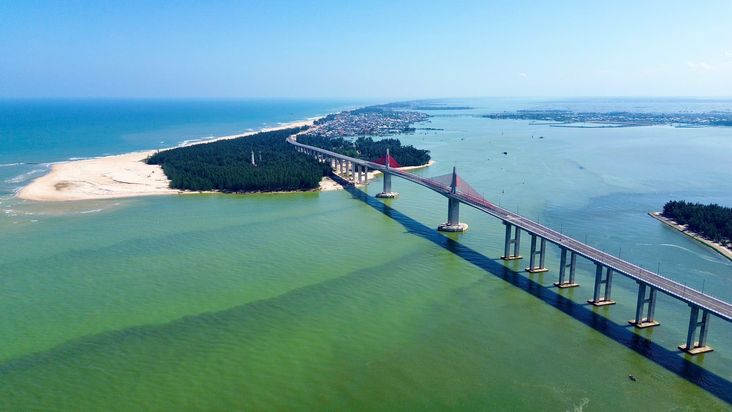 Ngắm cầu d&acirc;y văng vượt biển d&agrave;i nhất miền Trung- Ảnh 1.