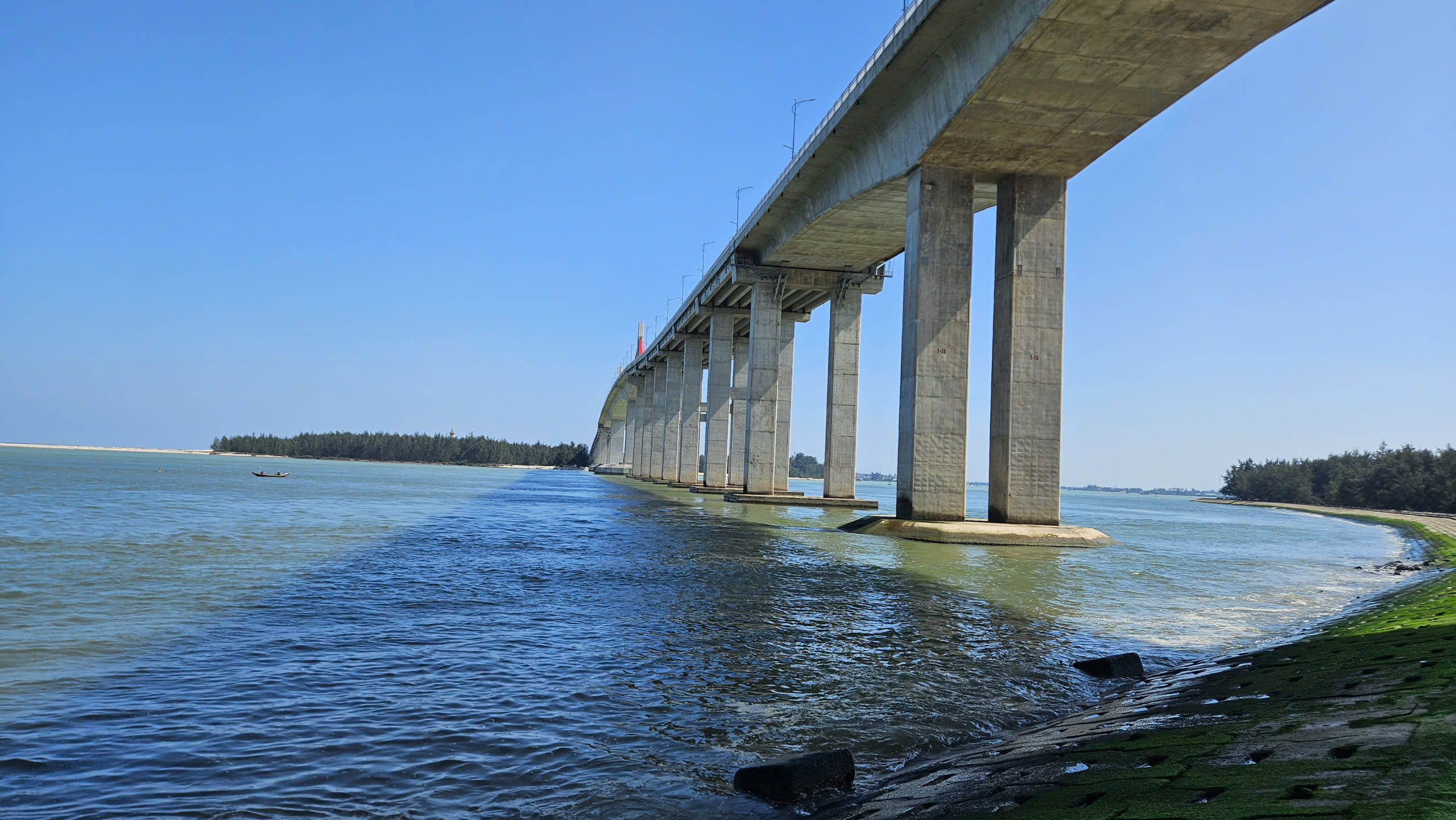 Ngắm cầu d&acirc;y văng vượt biển d&agrave;i nhất miền Trung- Ảnh 4.