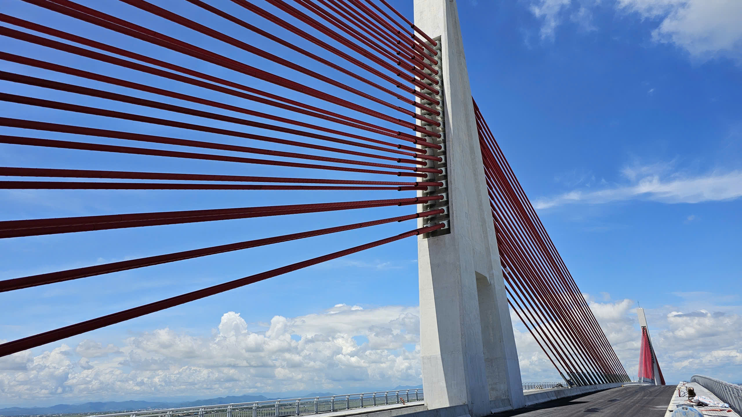 Ngắm cầu d&acirc;y văng vượt biển d&agrave;i nhất miền Trung- Ảnh 6.