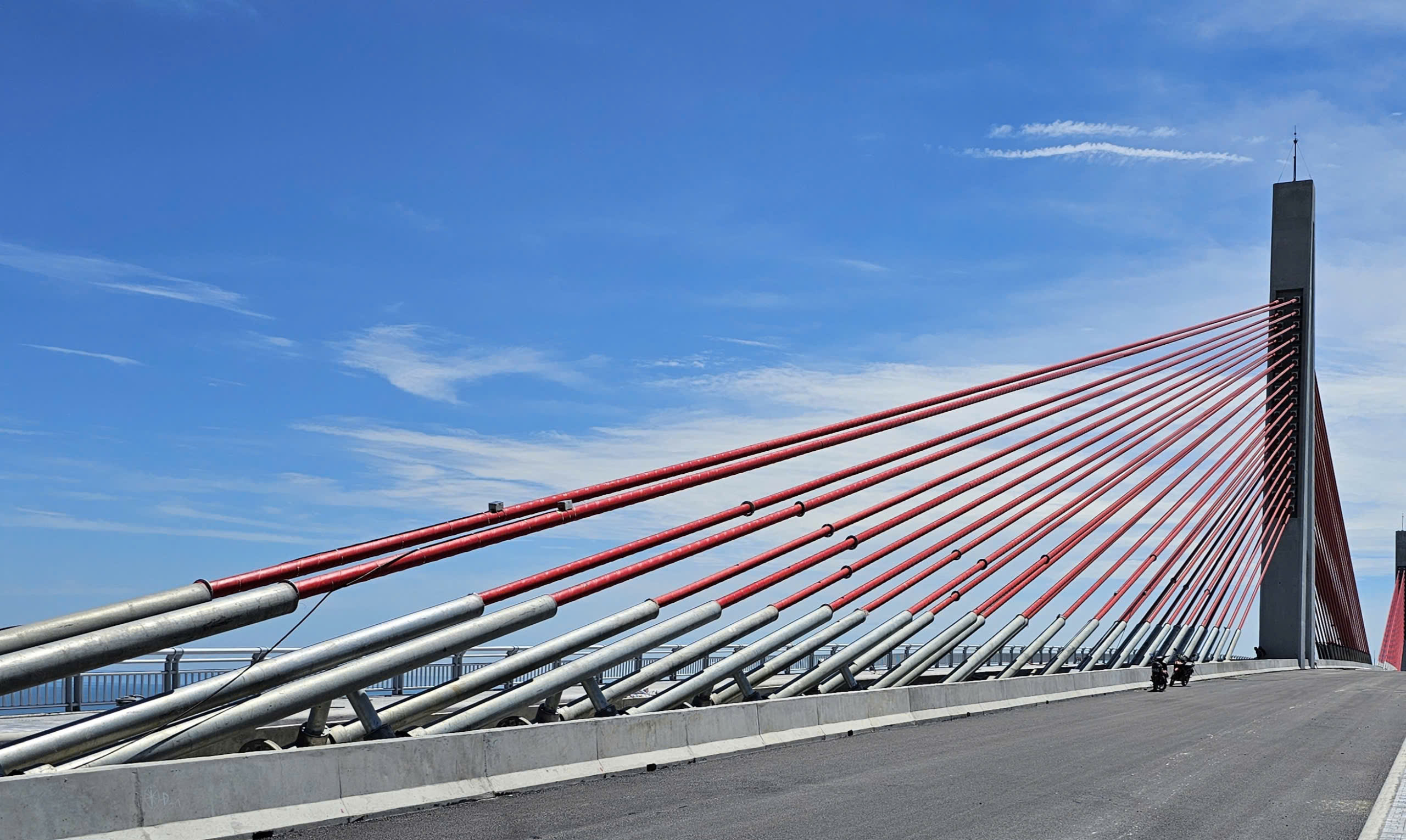 Ngắm cầu d&acirc;y văng vượt biển d&agrave;i nhất miền Trung- Ảnh 8.