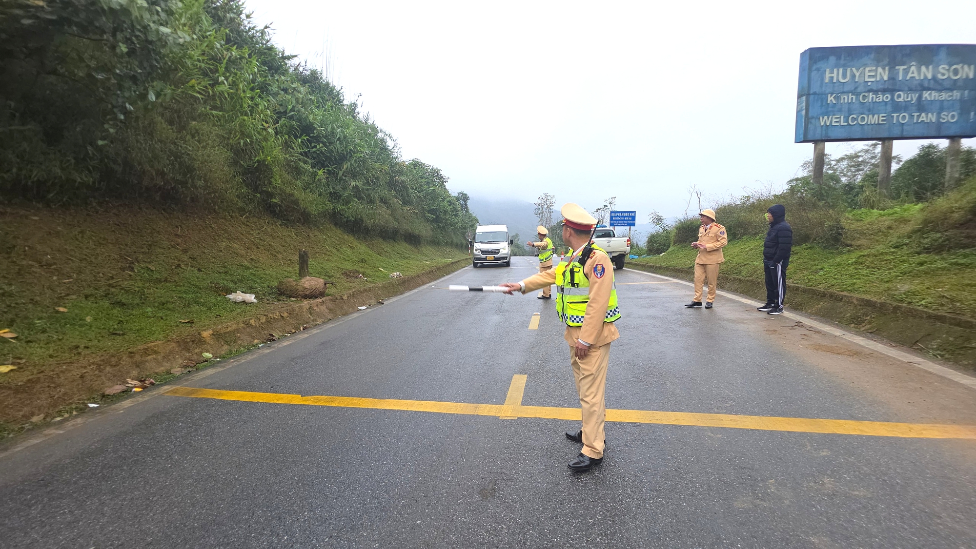 CSGT Lào Cai tăng cường tuyên truyền, ngăn tai nạn ở những cung đường nguy hiểm- Ảnh 3. CSGT Lào Cai tăng cường tuyên truyền, ngăn tai nạn ở những cung đường nguy hiểm- Ảnh 3.