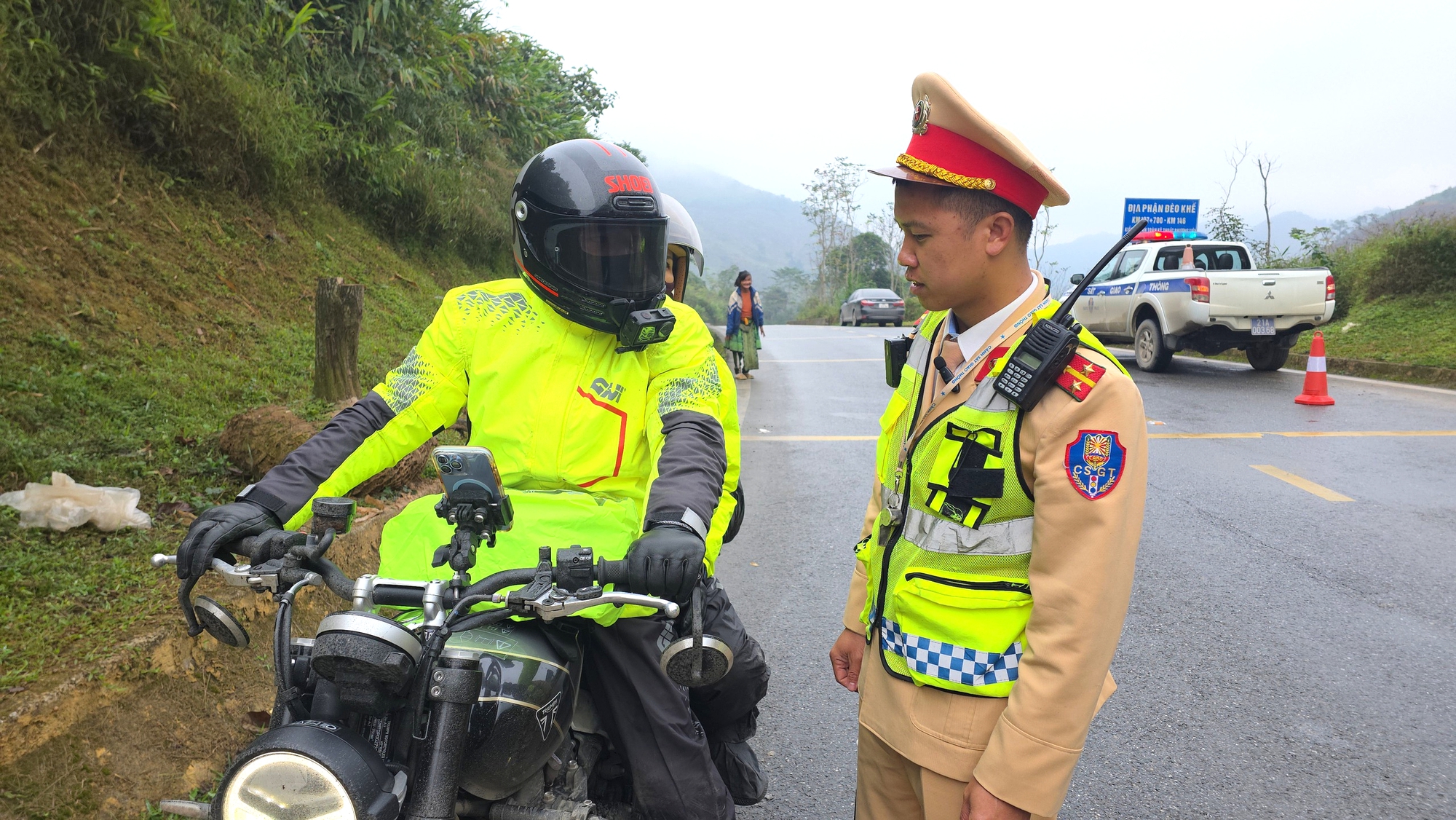 CSGT Lào Cai tăng cường tuyên truyền, ngăn tai nạn ở những cung đường nguy hiểm- Ảnh 4. CSGT Lào Cai tăng cường tuyên truyền, ngăn tai nạn ở những cung đường nguy hiểm- Ảnh 4.