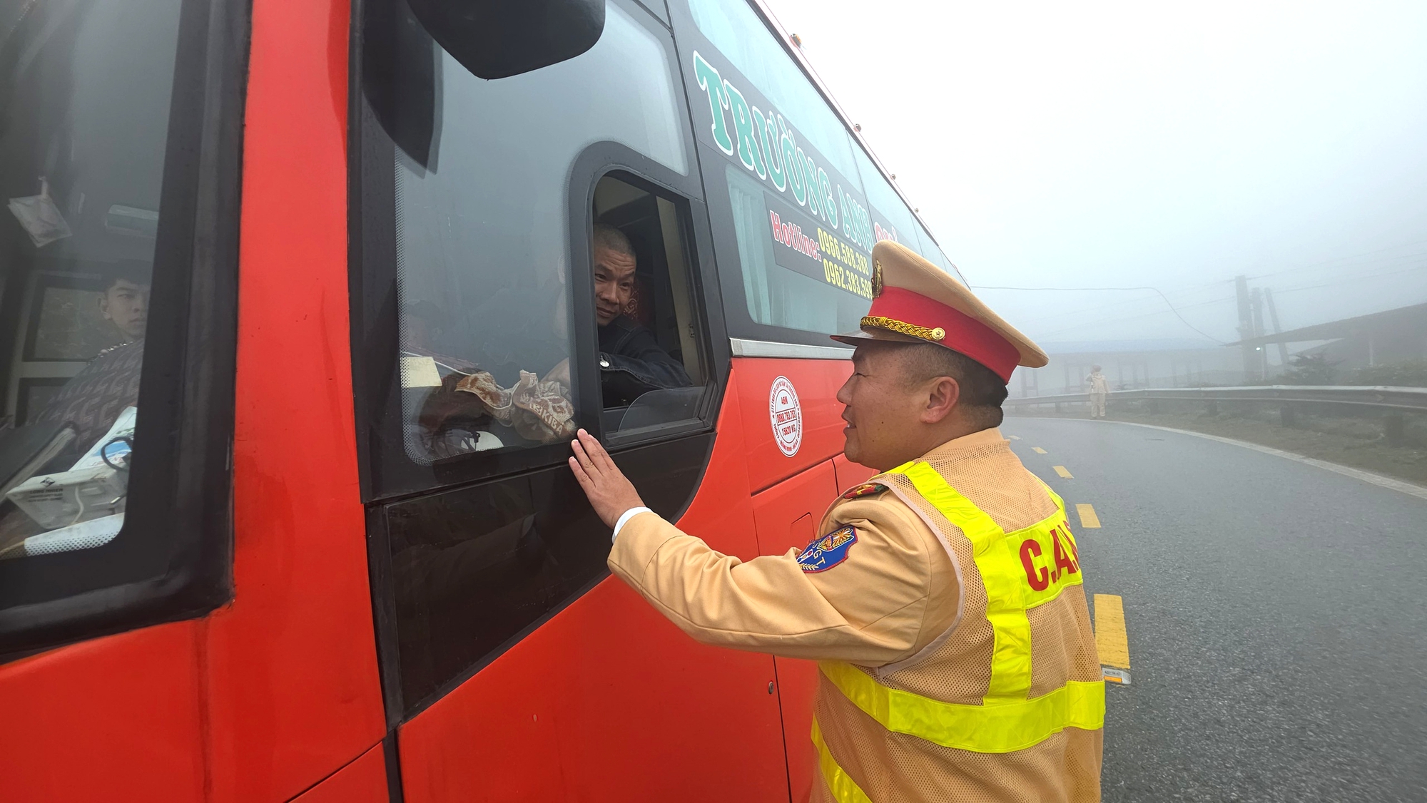 CSGT Lào Cai tăng cường tuyên truyền, ngăn tai nạn ở những cung đường nguy hiểm- Ảnh 6. CSGT Lào Cai tăng cường tuyên truyền, ngăn tai nạn ở những cung đường nguy hiểm- Ảnh 6.