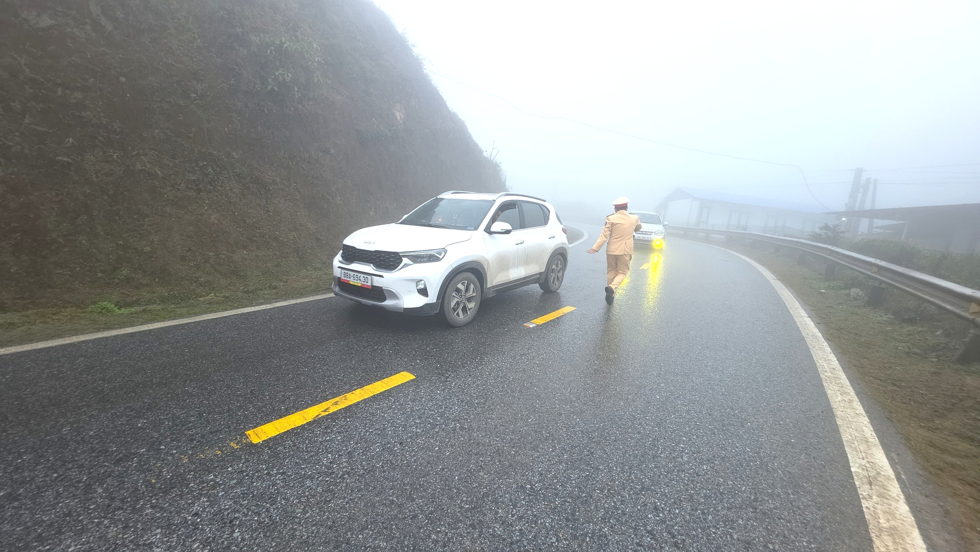 CSGT Lào Cai tăng cường tuyên truyền, ngăn tai nạn ở những cung đường nguy hiểm- Ảnh 1. CSGT Lào Cai tăng cường tuyên truyền, ngăn tai nạn ở những cung đường nguy hiểm- Ảnh 1.