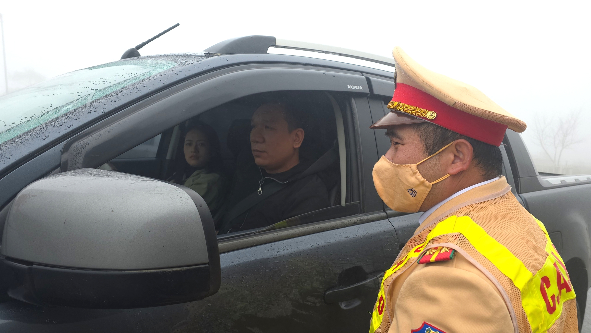 CSGT Lào Cai tăng cường tuyên truyền, ngăn tai nạn ở những cung đường nguy hiểm- Ảnh 7. CSGT Lào Cai tăng cường tuyên truyền, ngăn tai nạn ở những cung đường nguy hiểm- Ảnh 7.