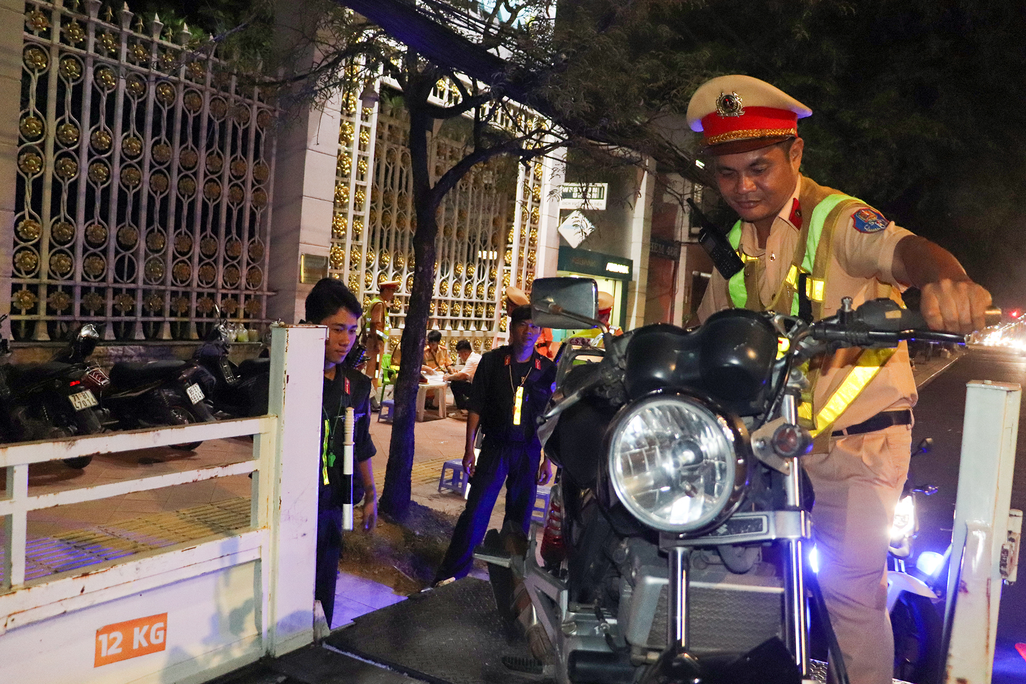 CSGT Cần Thơ xử phạt hơn 50 trường hợp vi phạm nồng độ cồn ngày đầu năm mới- Ảnh 8. CSGT Cần Thơ xử phạt hơn 50 trường hợp vi phạm nồng độ cồn ngày đầu năm mới- Ảnh 8.