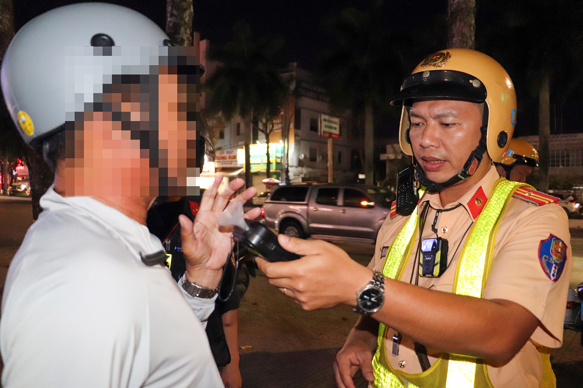 CSGT Cần Thơ xử phạt hơn 50 trường hợp vi phạm nồng độ cồn ngày đầu năm mới- Ảnh 2. CSGT Cần Thơ xử phạt hơn 50 trường hợp vi phạm nồng độ cồn ngày đầu năm mới- Ảnh 2.