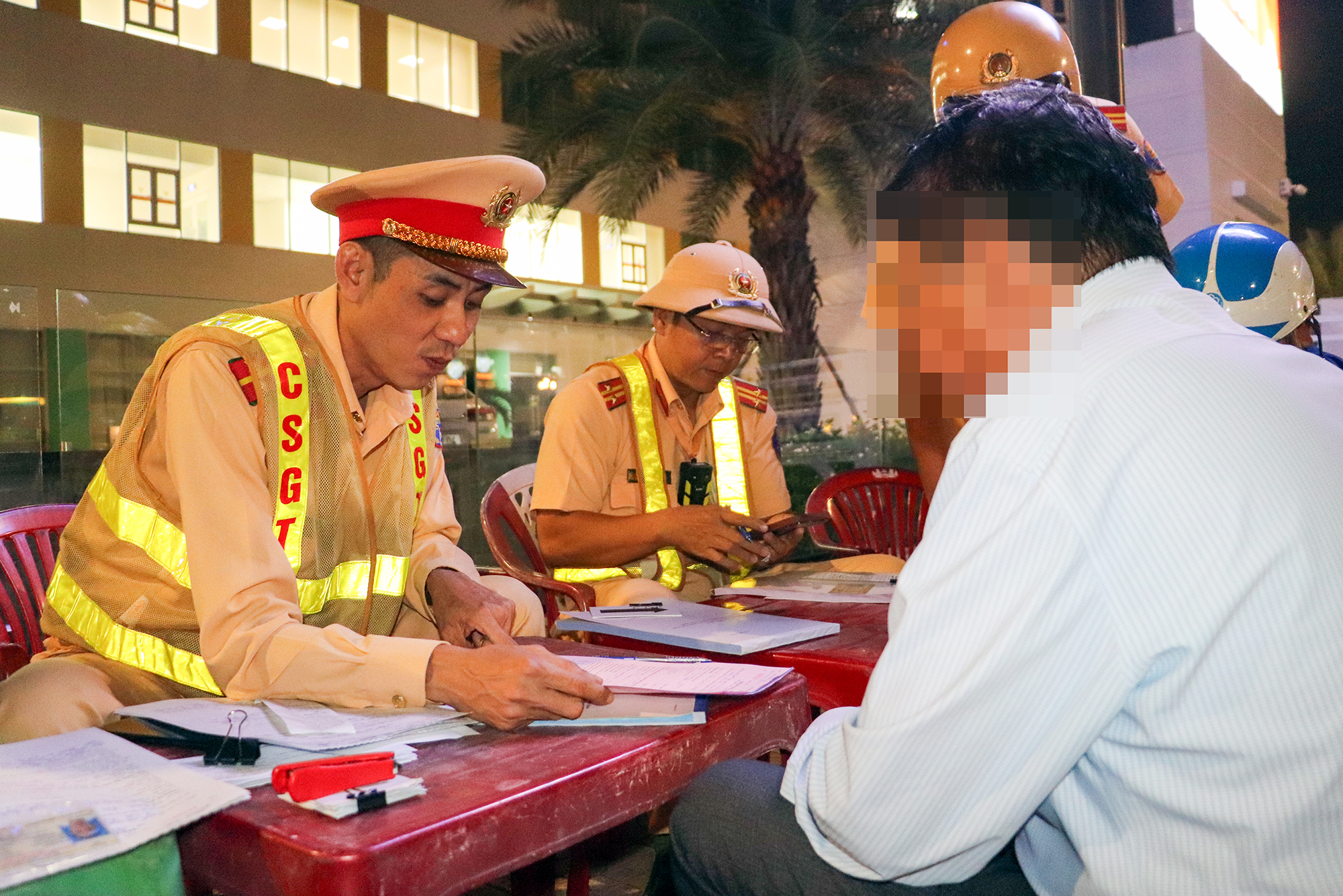 CSGT Cần Thơ xử phạt hơn 50 trường hợp vi phạm nồng độ cồn ngày đầu năm mới- Ảnh 9. CSGT Cần Thơ xử phạt hơn 50 trường hợp vi phạm nồng độ cồn ngày đầu năm mới- Ảnh 9.