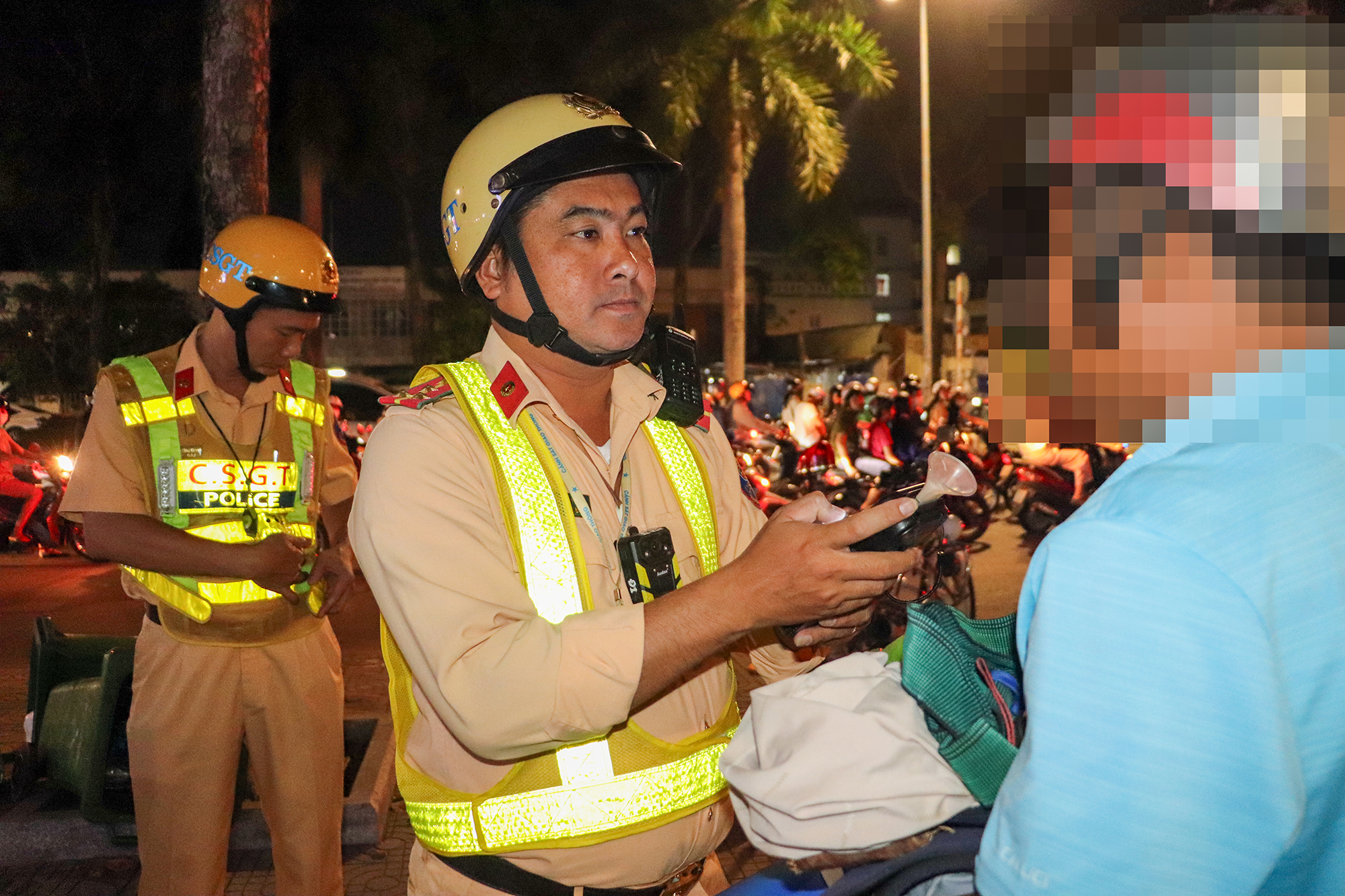 CSGT Cần Thơ xử phạt hơn 50 trường hợp vi phạm nồng độ cồn ngày đầu năm mới- Ảnh 5. CSGT Cần Thơ xử phạt hơn 50 trường hợp vi phạm nồng độ cồn ngày đầu năm mới- Ảnh 5.