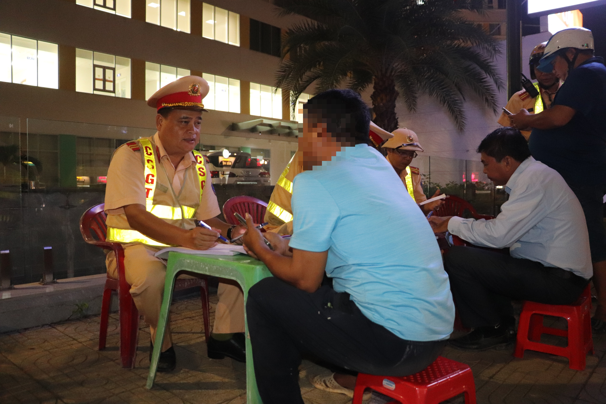 CSGT Cần Thơ xử phạt hơn 50 trường hợp vi phạm nồng độ cồn ngày đầu năm mới- Ảnh 4. CSGT Cần Thơ xử phạt hơn 50 trường hợp vi phạm nồng độ cồn ngày đầu năm mới- Ảnh 4.