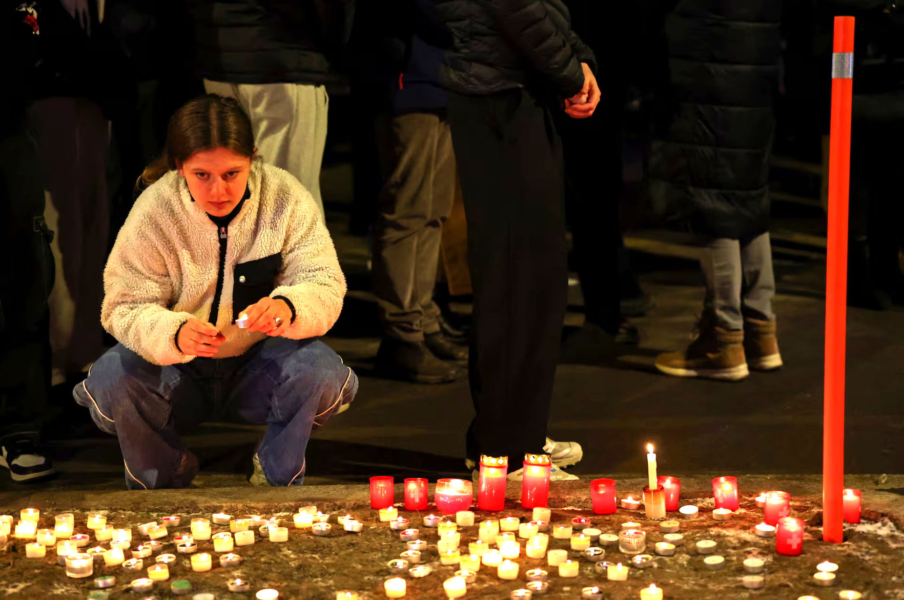 Vụ ch&aacute;y qu&aacute;n bar đ&ecirc;m giao thừa tại Thụy Sĩ: Chật vật nhận dạng nạn nh&acirc;n- Ảnh 1.