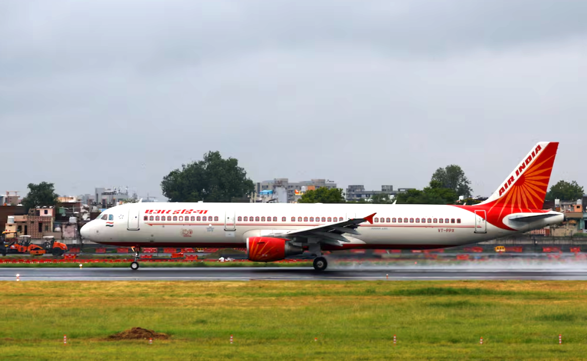 Chuyến bay bị ho&atilde;n ph&uacute;t ch&oacute;t v&igrave; phi c&ocirc;ng Air India vi phạm nồng độ cồn- Ảnh 1.