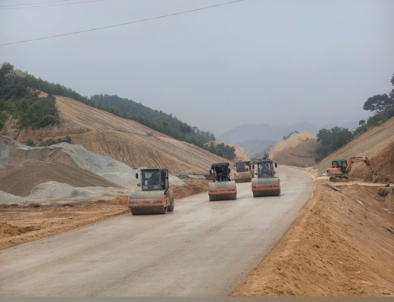 Thi c&ocirc;ng xuy&ecirc;n tết Dương lịch tr&ecirc;n c&aacute;c c&ocirc;ng tr&igrave;nh trọng điểm ở Tuy&ecirc;n Quang- Ảnh 2.